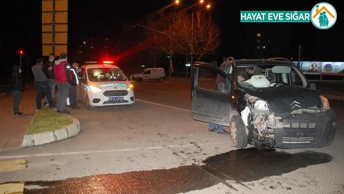 Kırmızı ışık ihlali kazaya neden oldu: 2 yaralı