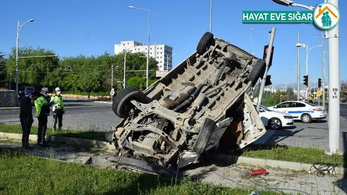 Kırmızı ışıkta geçen otomobil minibüse çarptı: 3 yaralı