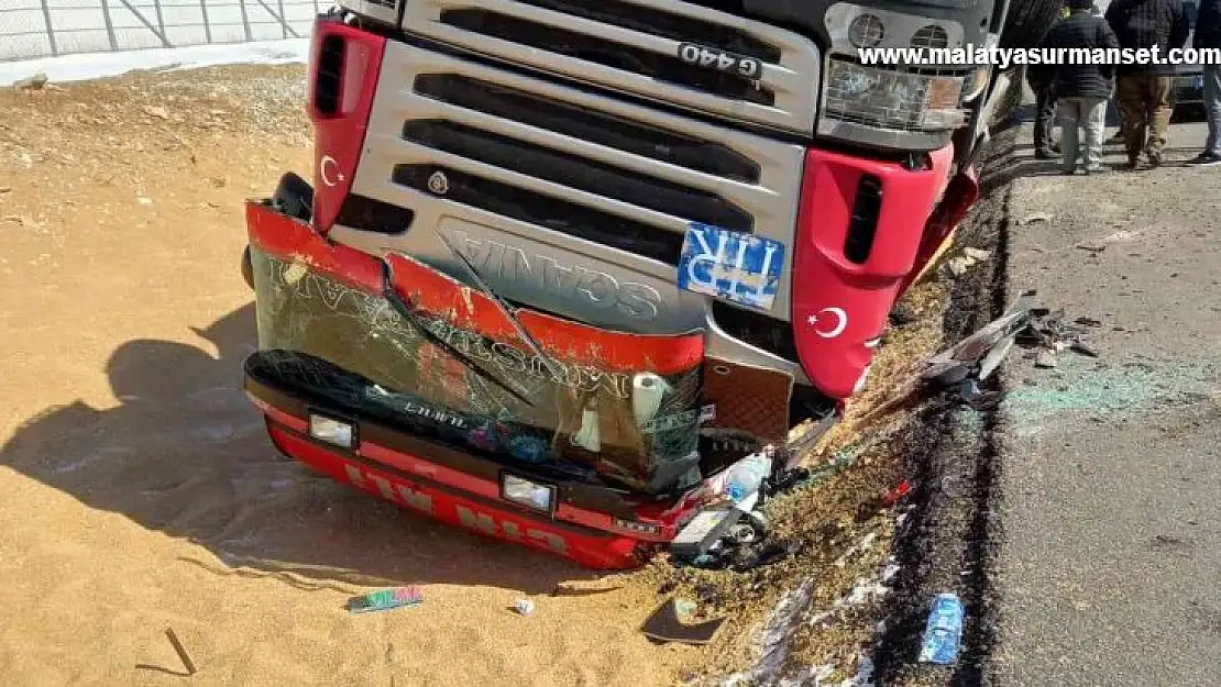 Kırşehir'de buğday yüklü tır devrildi