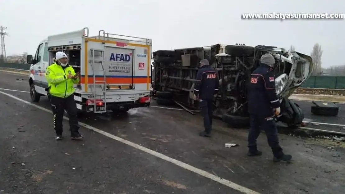 Kırşehir'de tır kamyonete çarptı: 1 ölü, 1 yaralı