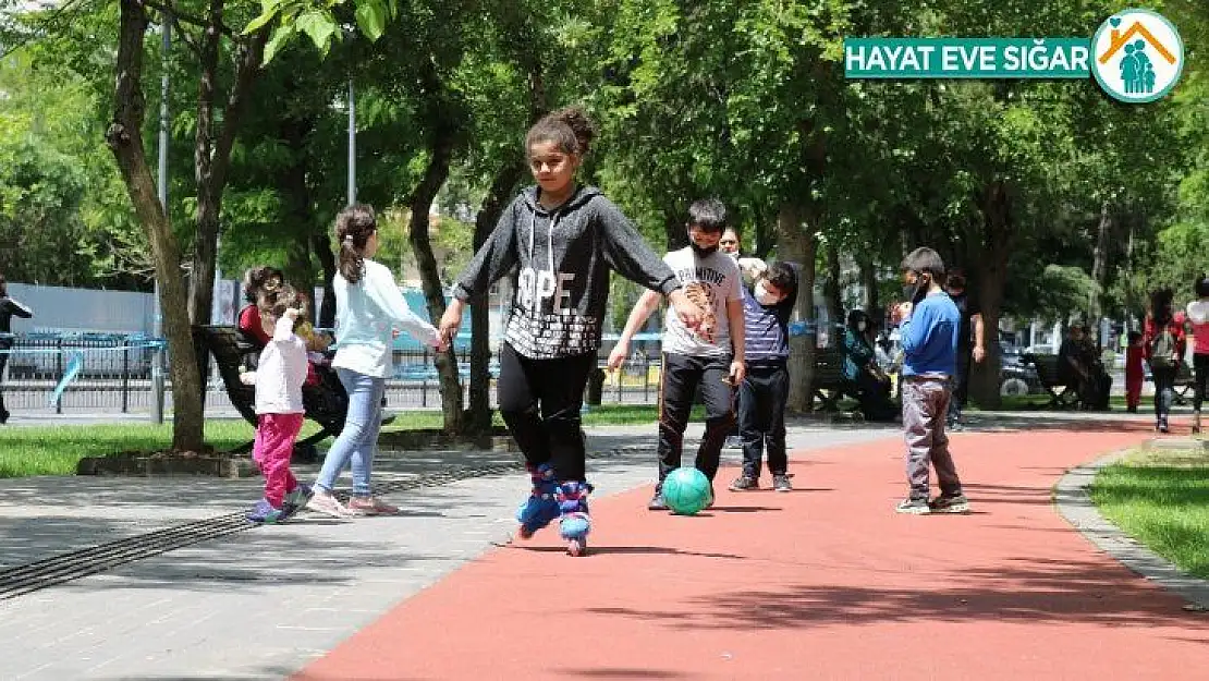 Kısıtlama 4 saatliğine kaldırıldı, Diyarbakır'da çocuklar haftalar sonra parklara koştu