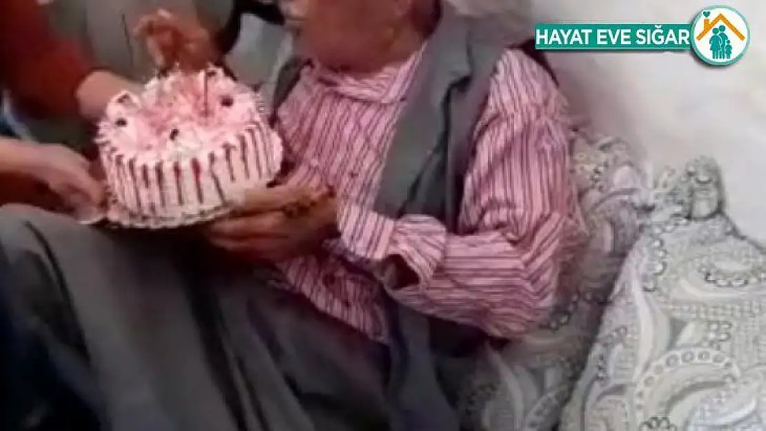 Kısıtlamadan dolayı sokağa çıkamayan dedeye torunlarından doğum günü sürprizi