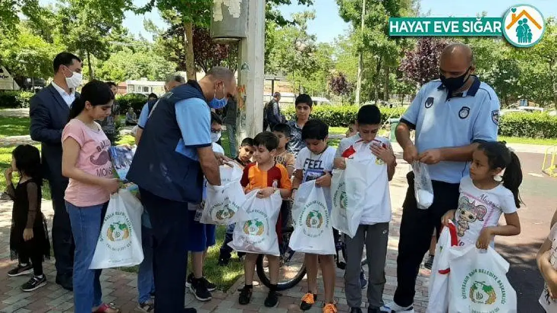 Kısıtlamaya ara verilmesi ile dışarı çıkan çocuklara spor malzemesi hediyesi