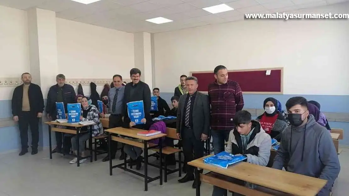 Kitap dostu başkanın en ücra ilçelere kitap desteği devam ediyor