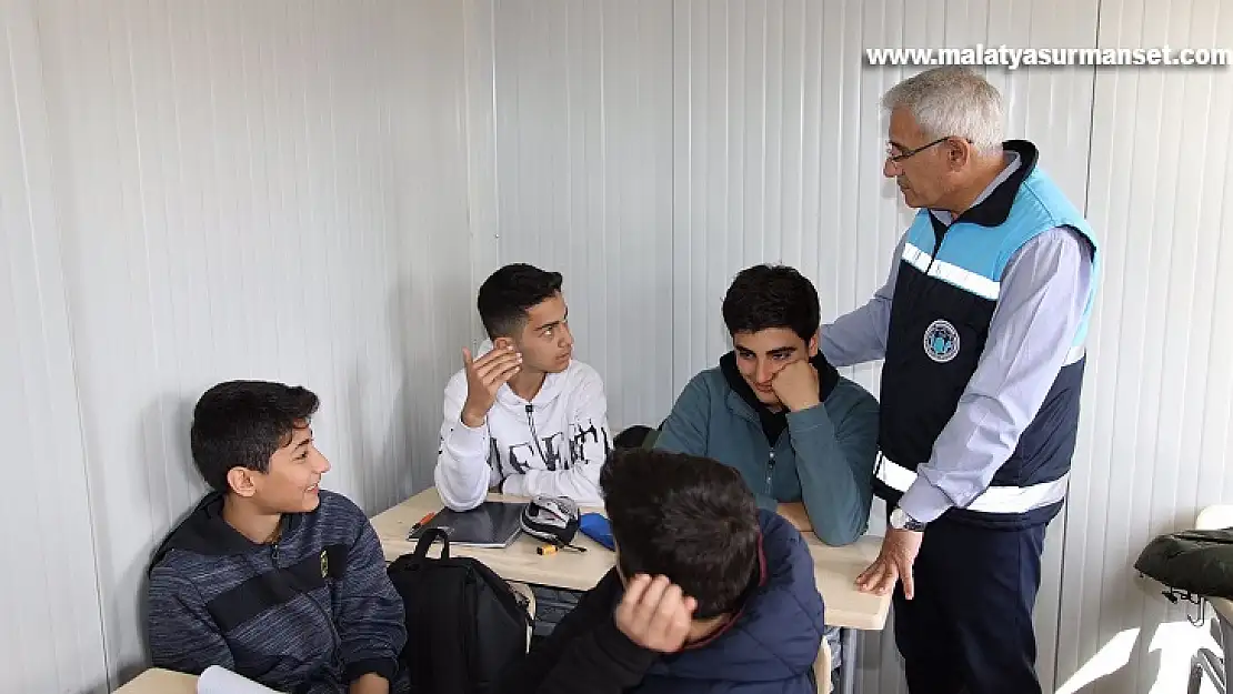 Kitapları Enkaz Altında Kalan Öğrencilere Başkan Güder'den Sınav Seti Hediyesi