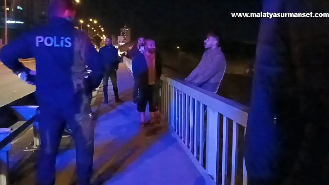Kız arkadaşı ile tartışıp köprüye çıkan genç: 'Sevdiğim kız gelmezse atlarım'