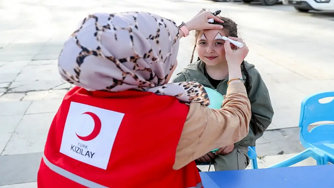 Kızılay'ın İyilik Ordusu Bayramlıklarla Yüzleri Güldürüyor