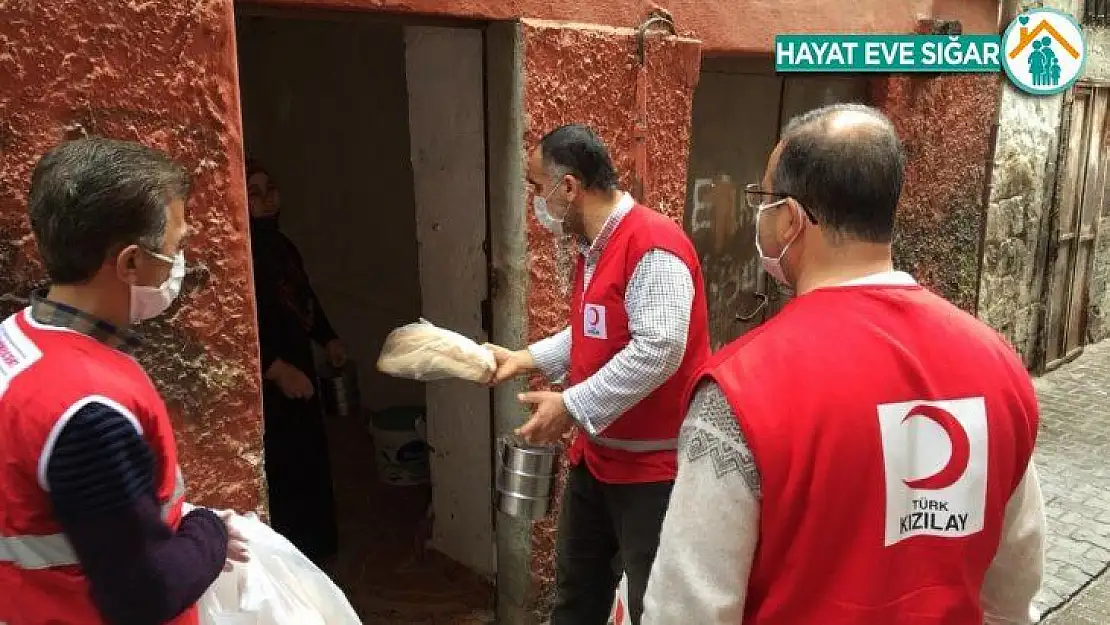 Kızılay Sur Şubesinden 2 bin kişilik yemek, 3 bin ekmek kapıda teslim edildi