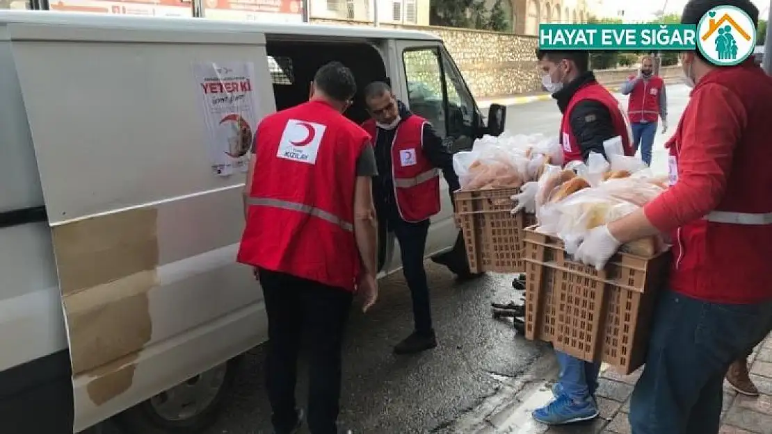 Kızılay'dan iftarda su ve ekmek ikramı