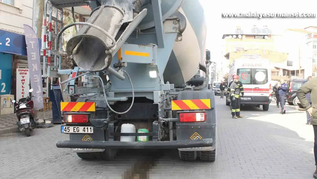 Kızını kurtardı, kendisi beton mikserinin altında can verdi