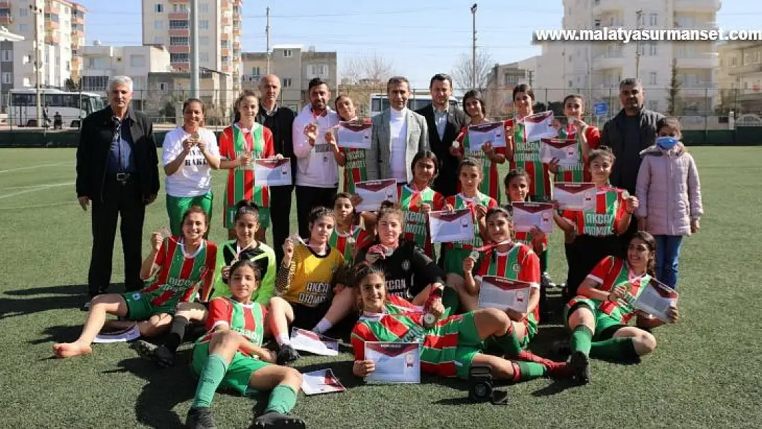 Kızlar ve erkekler futbol yarı final maçları sona erdi