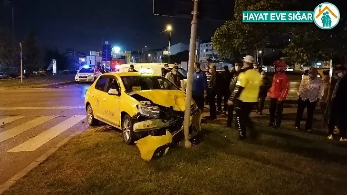 Kocaeli'de hafif ticari araç ile taksi çarpıştı: 2 yaralı