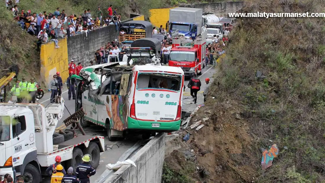 Kolombiya'da otobüs devrildi: 20 ölü, 15 yaralı