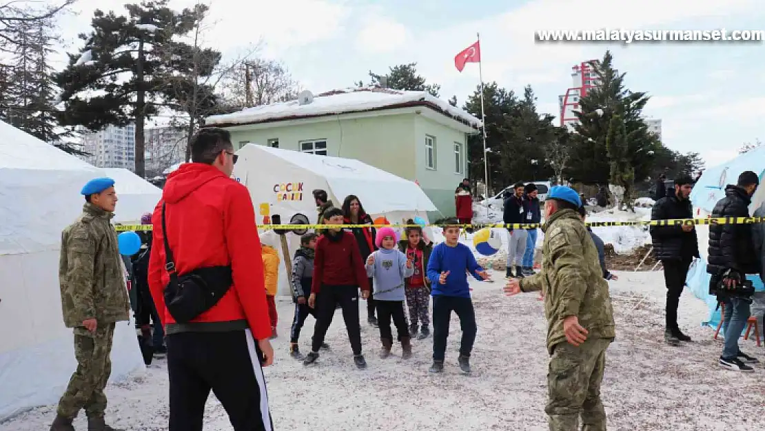 Komandolar ile depremzede çocukların kıran kırana voleybol maçı