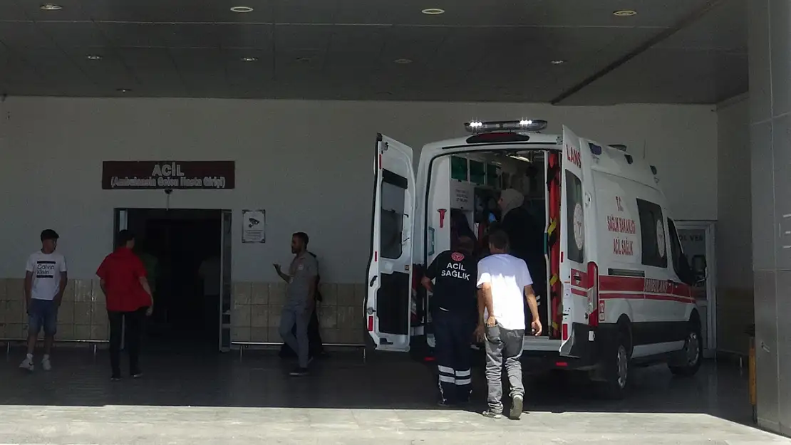 Kontrolden Çıkan Araç Aydınlatma Direğine Çarptı  Sürücü Yaralandı