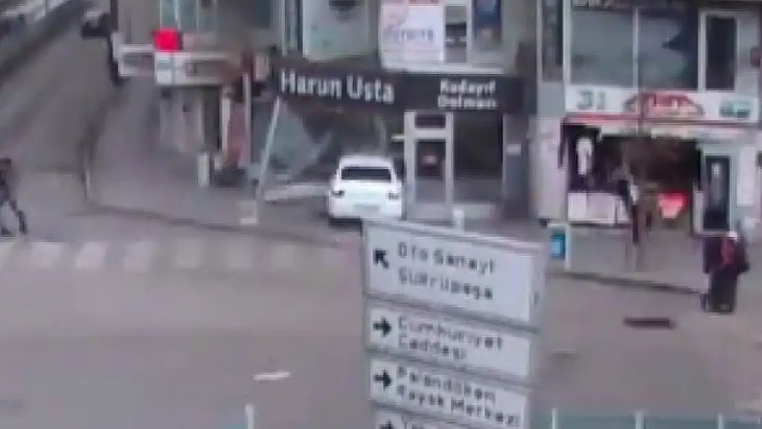 Kontrolden çıkan araç iş yerine daldı