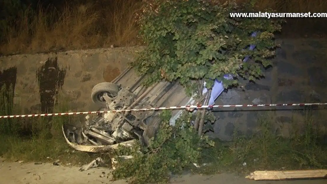Kontrolden çıkan araç yol kenarında dik durdu: 2 yaralı