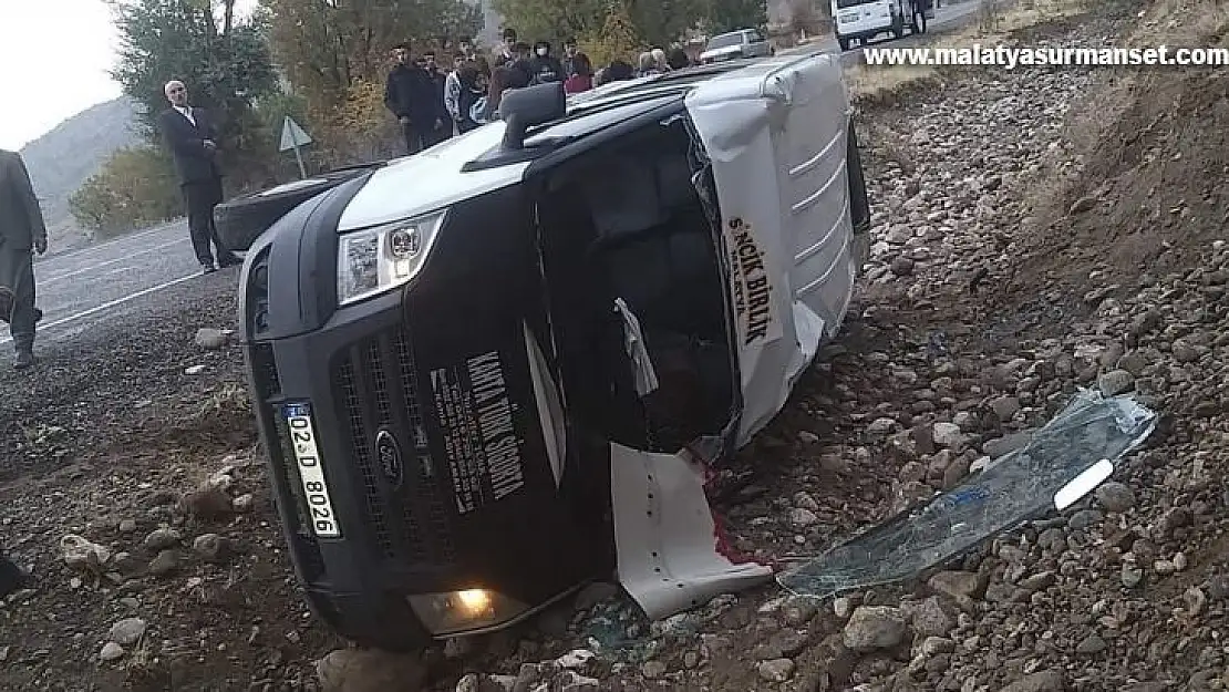 Kontrolden çıkan öğrenci servisi devrildi: 6 yaralı