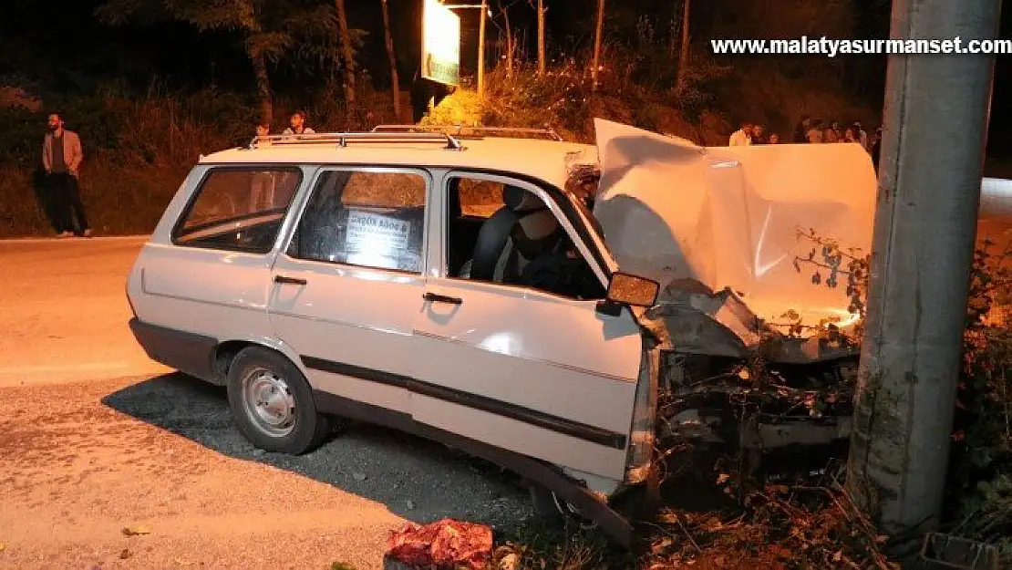 Kontrolden çıkan otomobil aydınlatma direğine çarptı: 1 yaralı