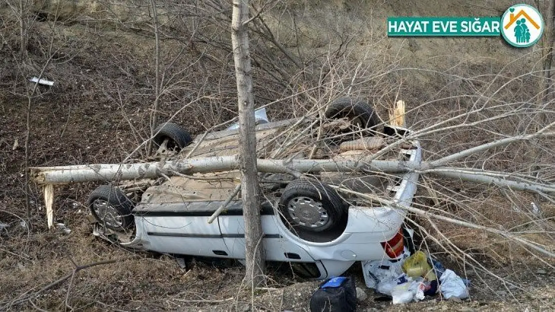 Kontrolden çıkan otomobil şarampole devrildi: 1 ölü 1 yaralı