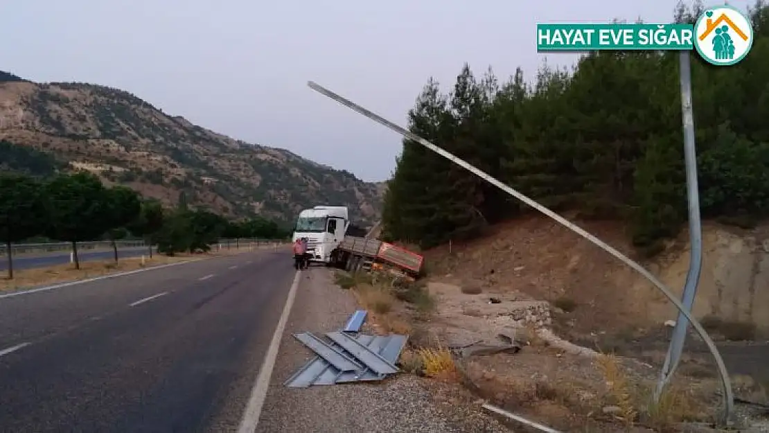Kontrolden çıkan tır şarampole girdi