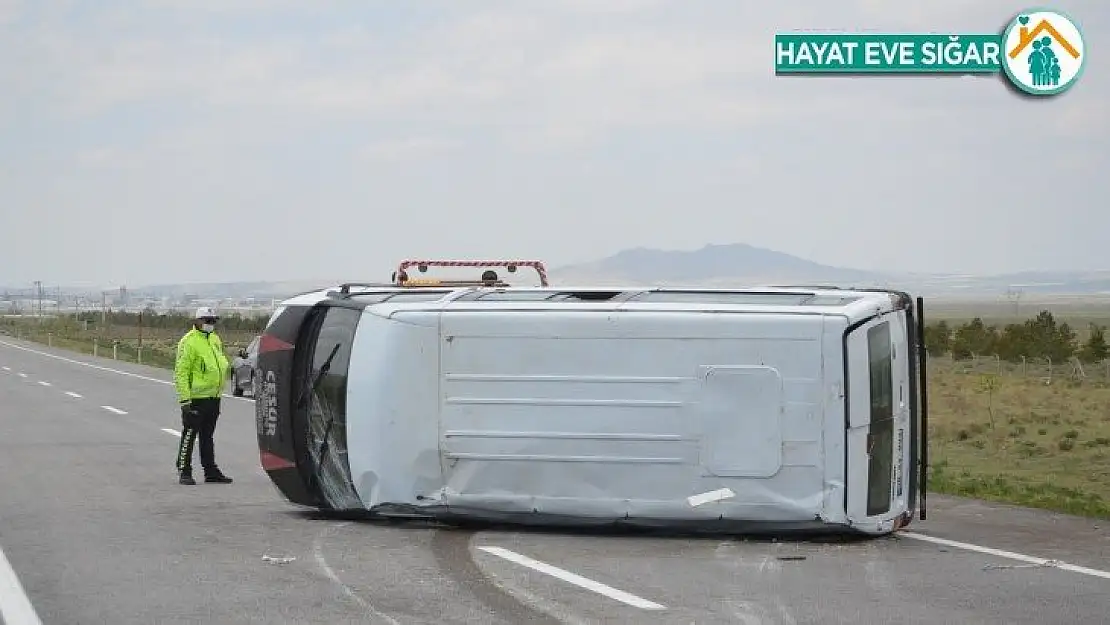 Konya'da işçileri taşıyan minibüs devrildi: 4 yaralı