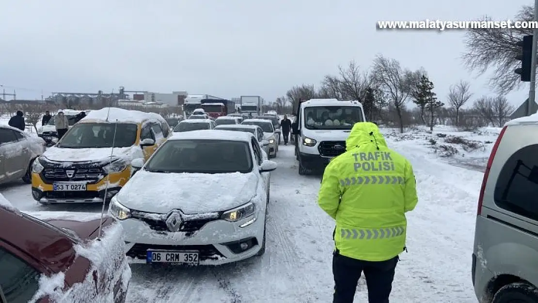 Konya'da kar ve tipi ulaşımı olumsuz etkiledi