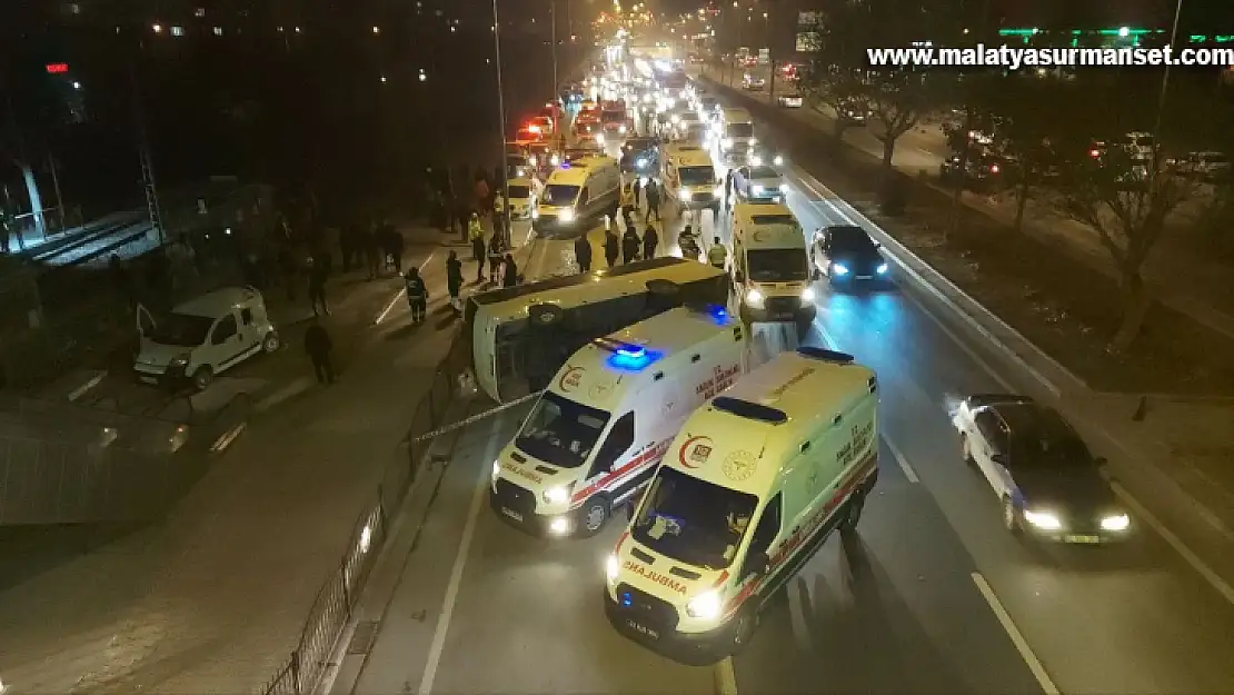 Konya'da otomobilin çarptığı midibüs yan yattı: 10 yaralı