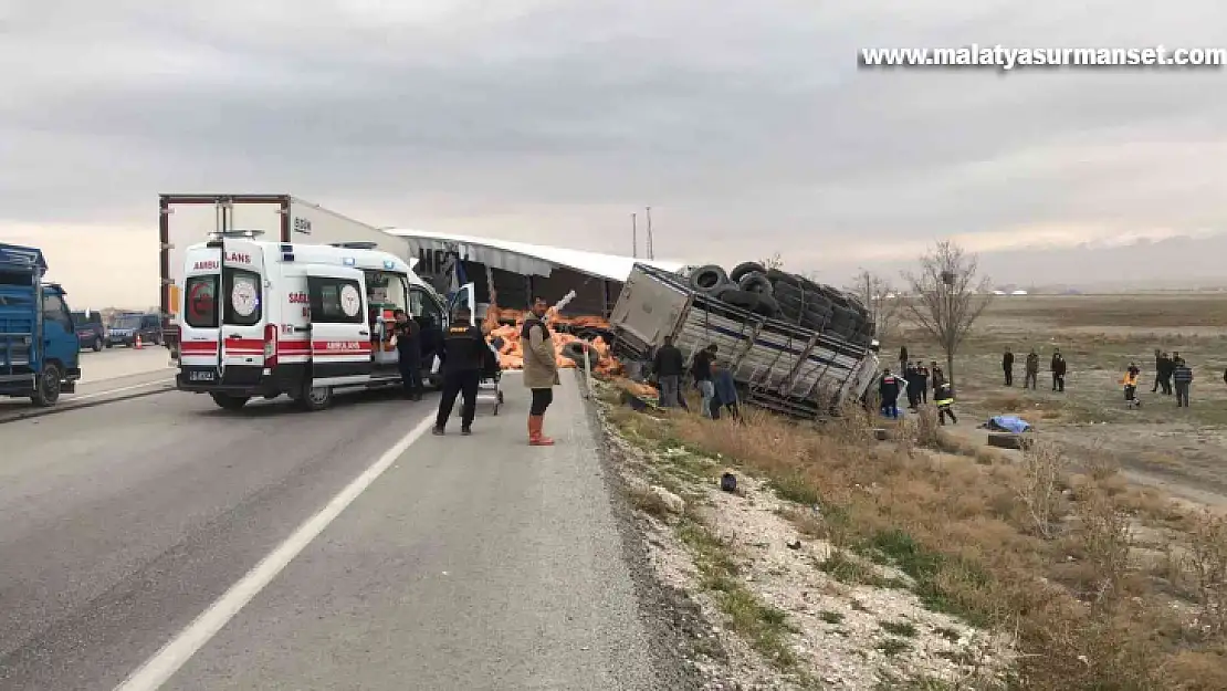 Tır ile kamyon kafa kafaya çarpıştı: 2 ölü, 1 yaralı