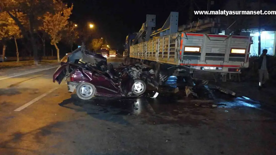 tıra çarparak hurdaya dönen otomobilin sürücüsü ağır yaralandı