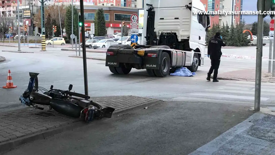 Tırın altında kalan motosiklet sürücüsü hayatını kaybetti