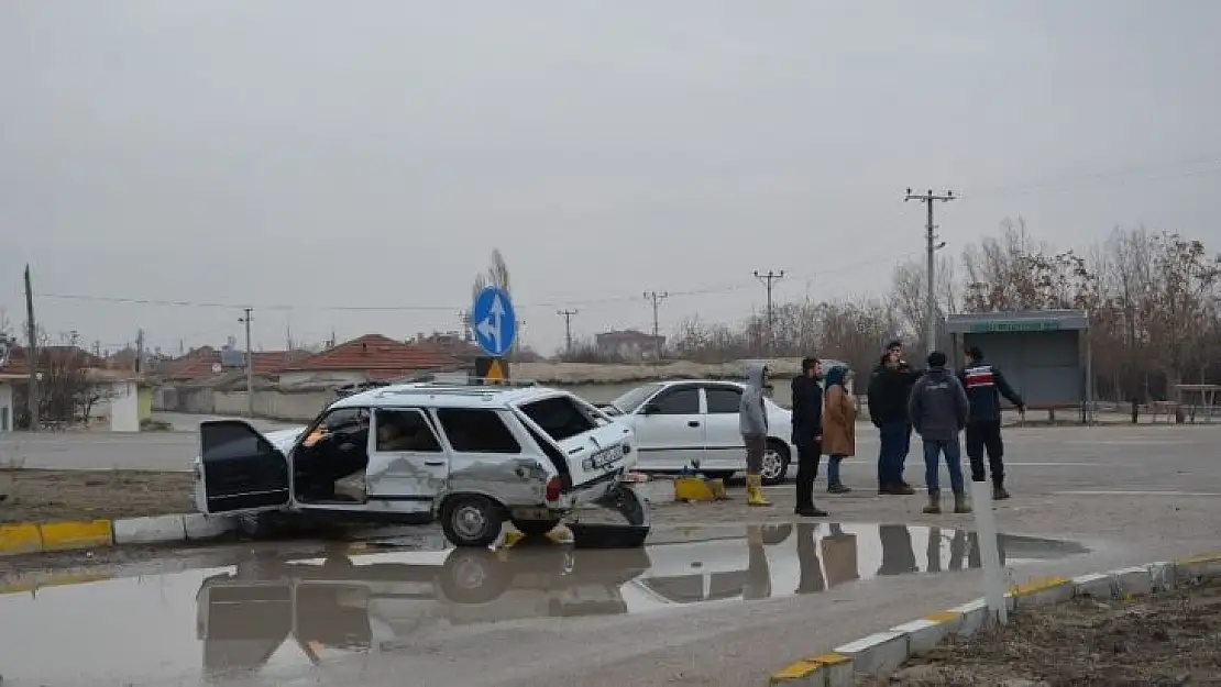 Konya'da iki otomobil çarpıştı: 3 yaralı