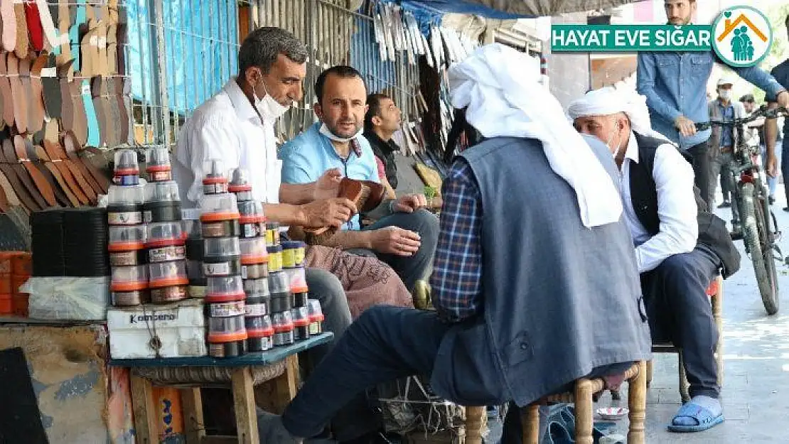 Korona virüs salgını, yarım asırdır aynı yerde ayakkabı boyacılığı yapan esnafı da etkiledi