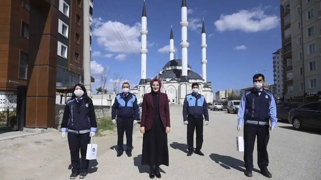 Korona virüse savaş açan Akyurt'ta vatandaşlara el dezenfektanı dağıtıldı