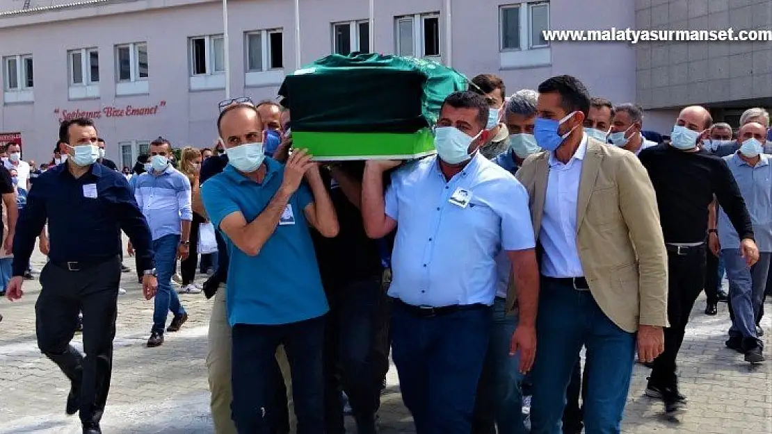 Korona virüsten hayatını kaybeden doktor hastaneden törenle uğurlandı