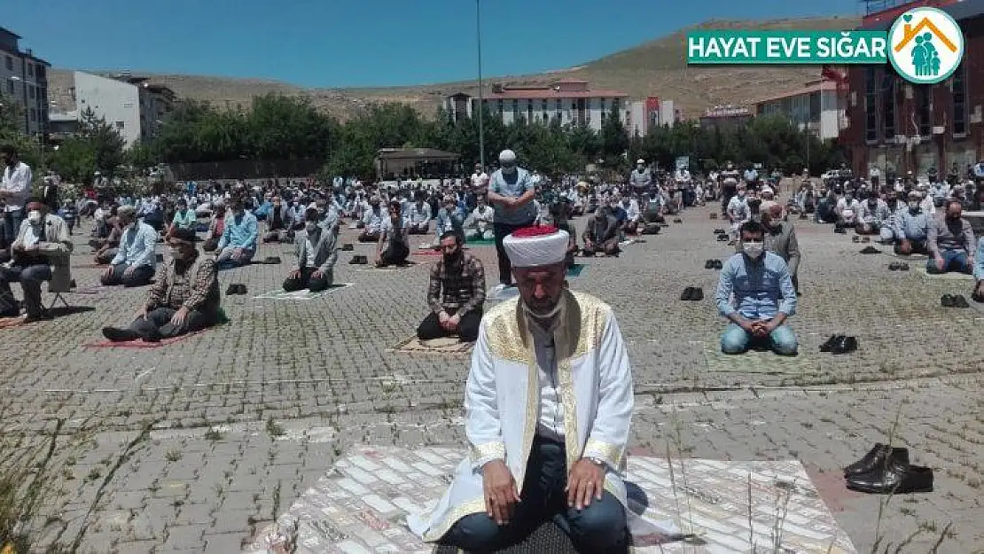 Kovancılar'da cuma namazı meydanda kılındı