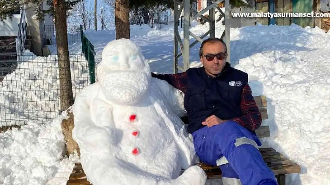 Köy muhtarı sanatını konuşturdu 'kardan dede' yaptı