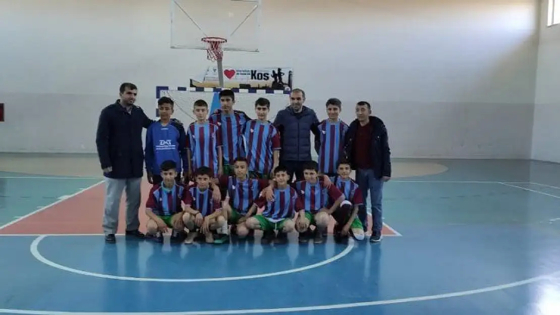 Köy okulu öğrencileri futsalda şampiyon oldu