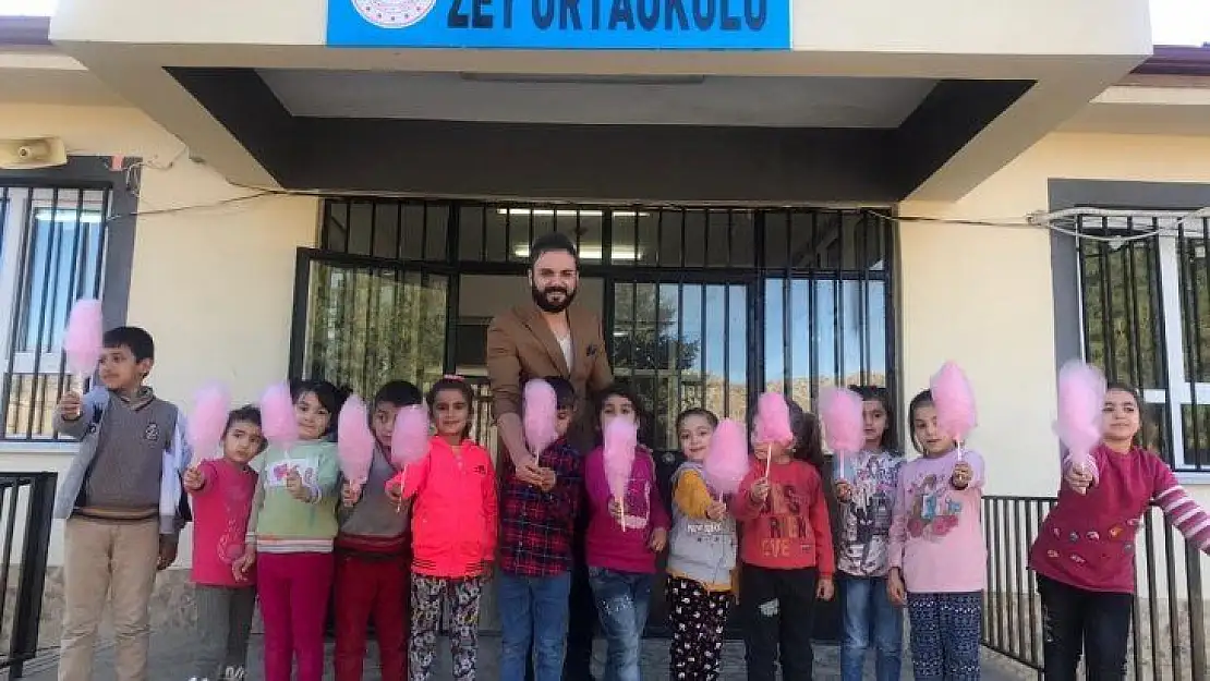 Köy okulu öğrencilerine pamuk şeker sürprizi