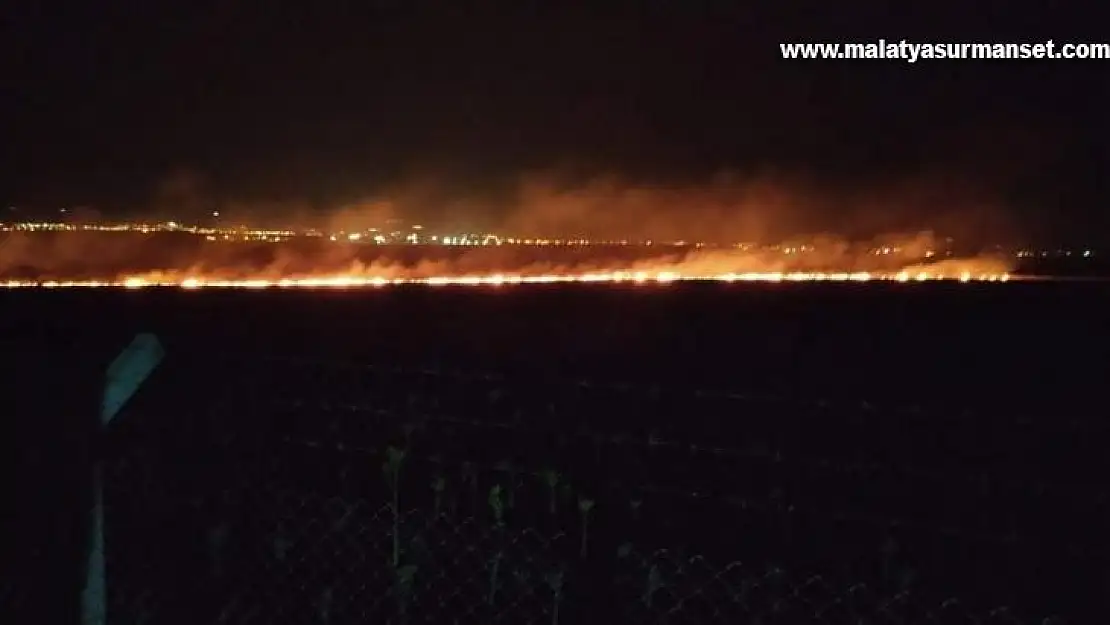 Köy yakınlarındaki anız yangını korkuttu