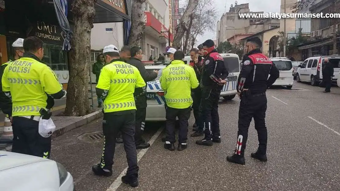 Kucağındaki çocukla araç kullanan sürücüye ceza