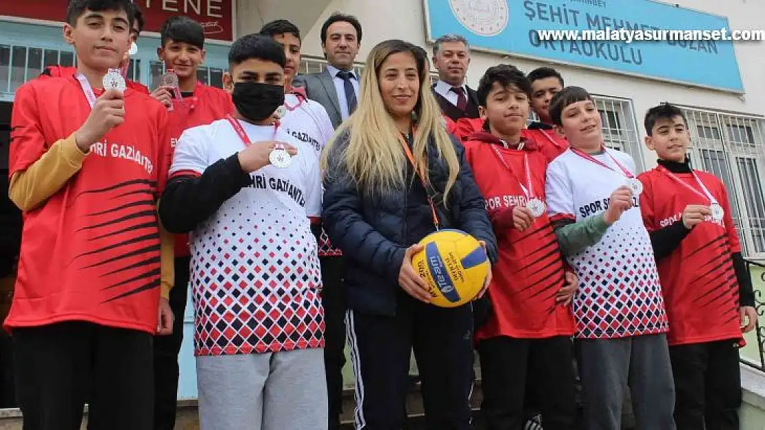 Küçük voleybolcuların 5 topla gelen şampiyonluğu