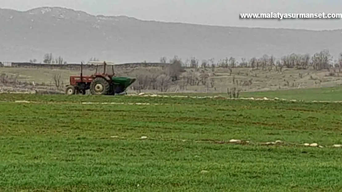 Kulp'ta çiftçiler ekinlerini gübrelemeye başladı