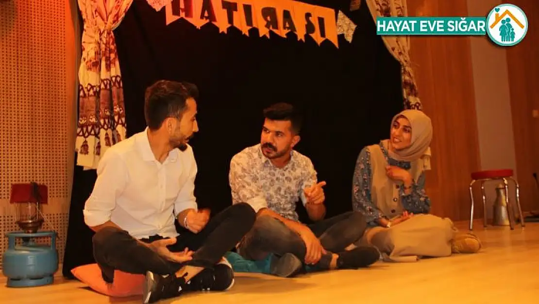 Kulp'ta drama kursiyerleri sergiledikleri '90'larda Çocuk Olmak' adlı gösteri ile gülümsetip, düşündürttü