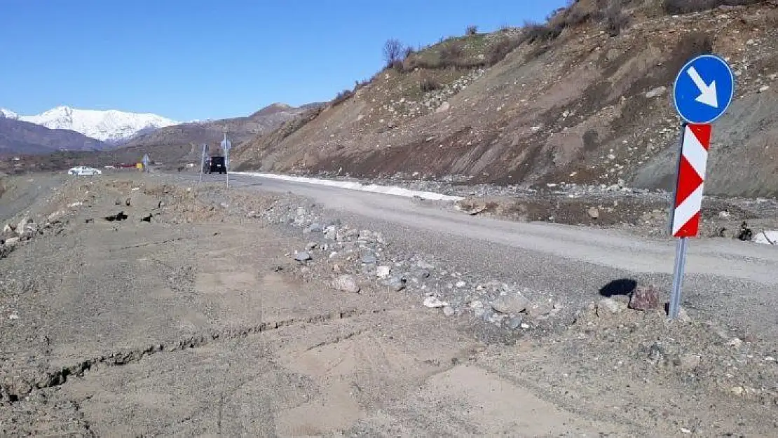 Kulp'ta yol çöktü, ulaşımda aksamalar yaşandı