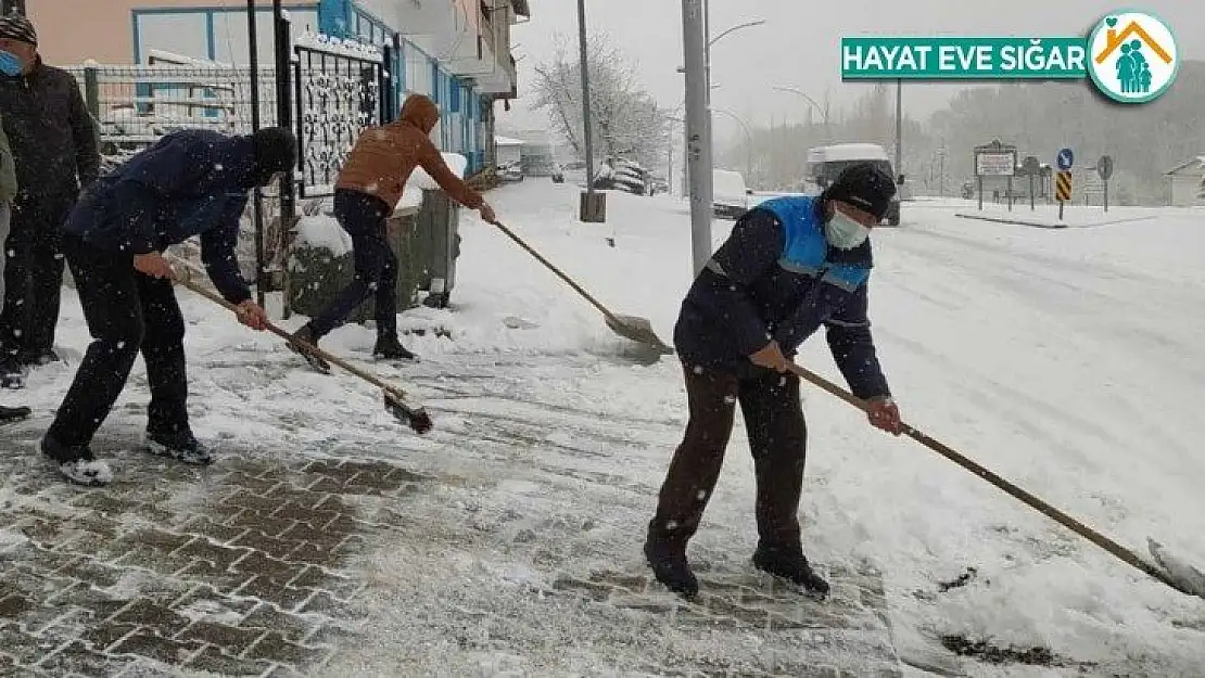 Kuluncak'ta yoğun karla mücadele