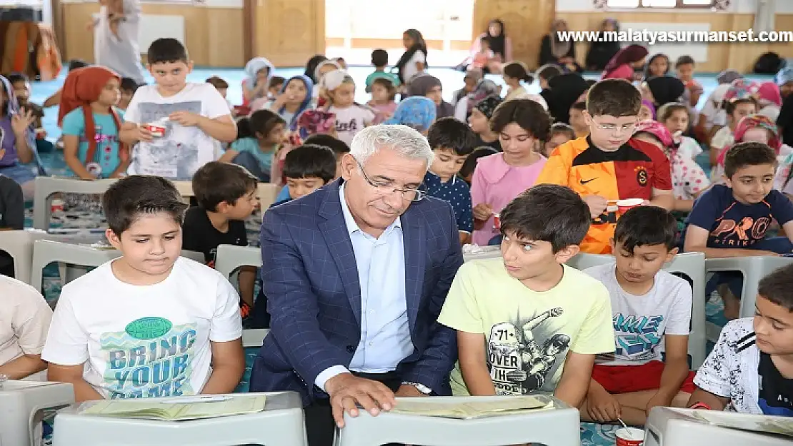 Kur'an Kursu Öğrencilerine Dondurmalar Başkan Güder'den