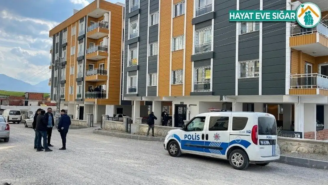 Kuru sıkı tabancayla oynayan genç kendini vurdu