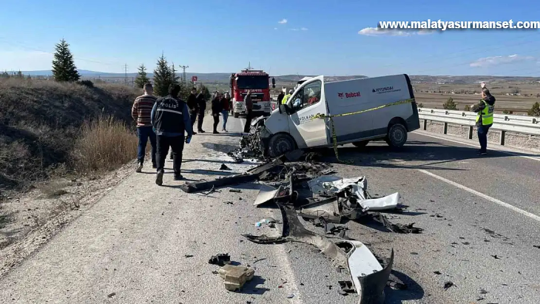 Kütahya'da minibüs ile süt tankeri çarptı: 1 ölü, 1 yaralı