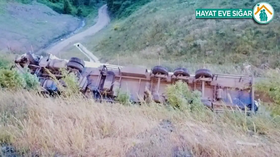 Kuzey Marmara Otoyolu'nda tır şarampole uçtu: 1 yaralı